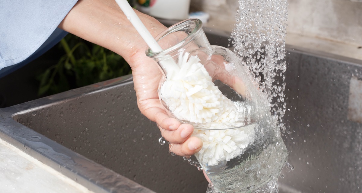 scrubbing glass bottle 