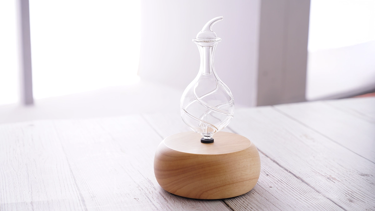 Glass nebulizing diffuser on a wooden base, perfect for pure essential oil aromatherapy