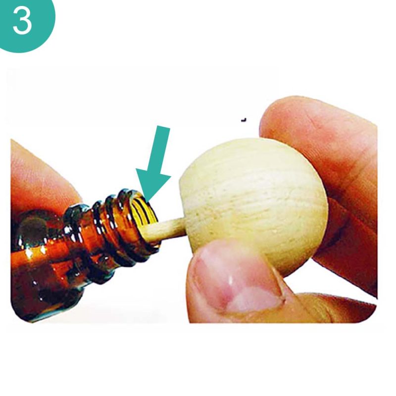 Wooden Aroma Diffuser Ball-091 step 3 insert aromapod wood ball diffuser in essential oil bottle
