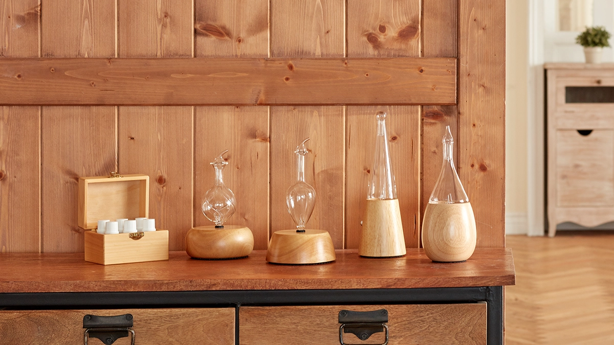Nebulizing diffusers and Organic Aromas essential oils arranged on a wooden surface.