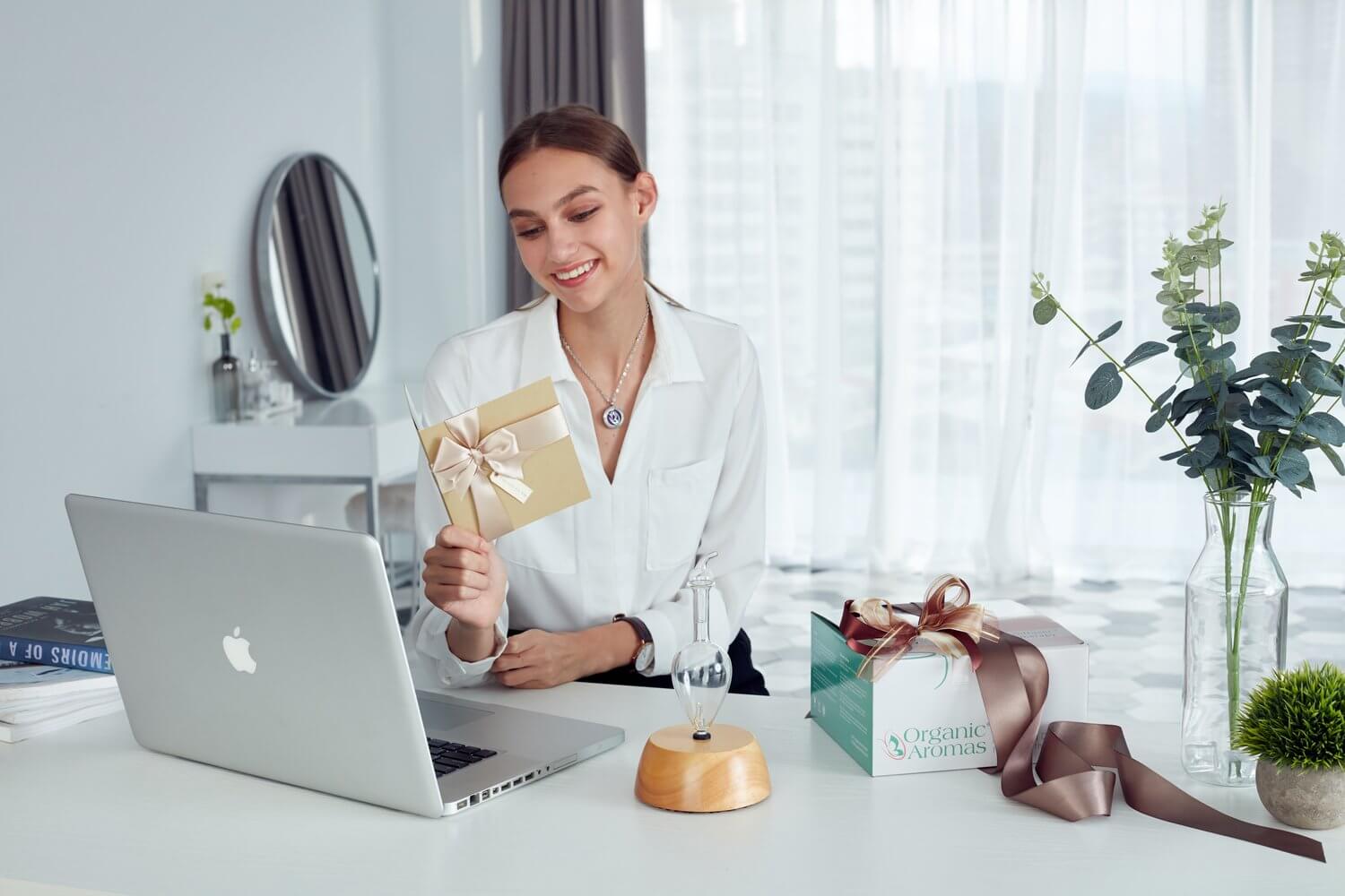 Organic Aromas Raindrop nebulizing diffuser for aromatherapy essential oils on desk