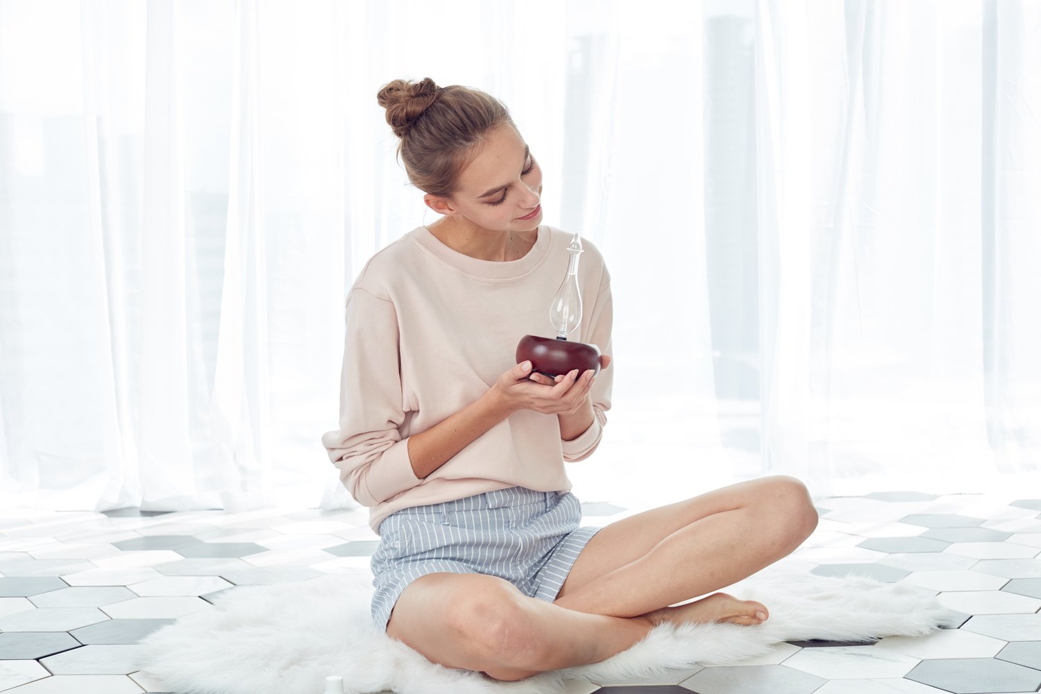 Organic Aromas Radiance nebulizing diffuser being held carefully