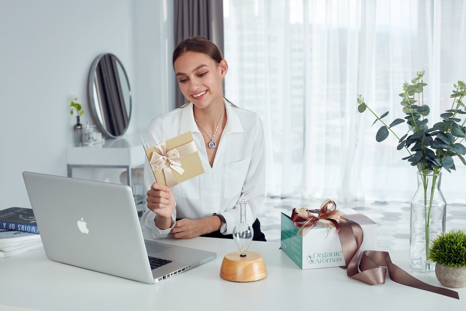 Organic Aromas Raindrop nebulizing diffuser on a desk