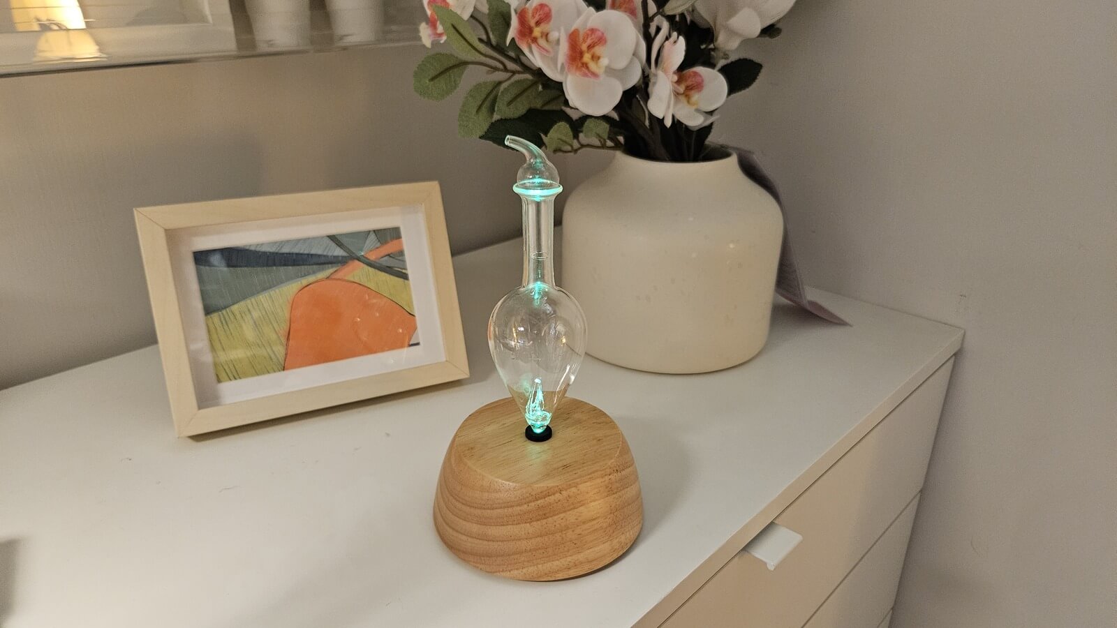 benefits of lavender oil delivered through an Organic Aromas Nebulizing Diffuser on a clean bedroom dresser