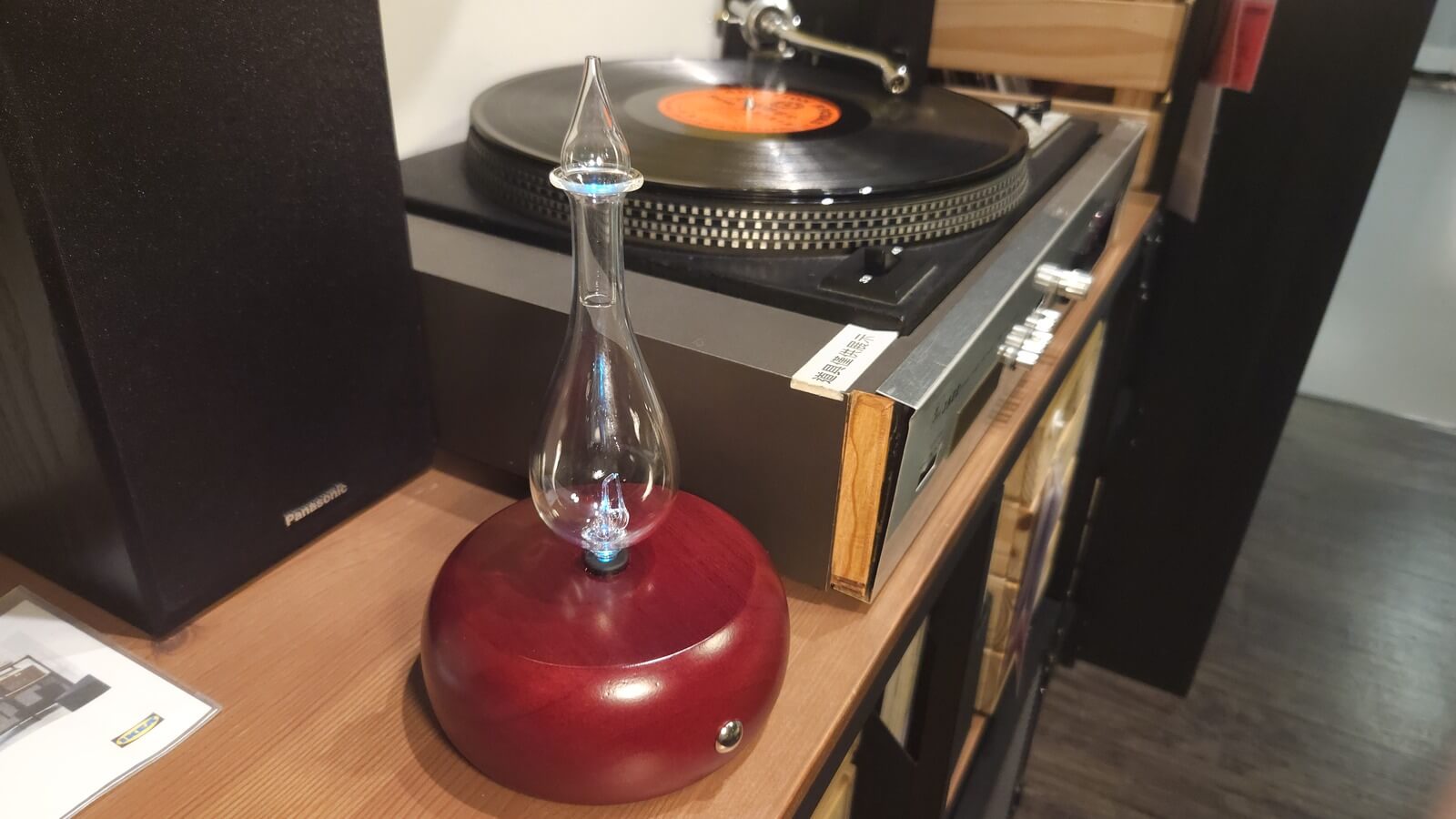 Mahogany base Nebulizing Diffuser dispersing pure essential oil aroma in a living room with a record player in the background